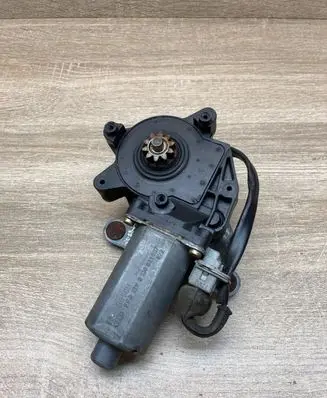 Seat Toledo I (1L) Front door window regulator motor 1L0837401B 0130821667