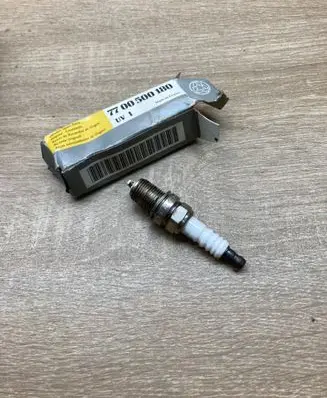 Renault Megane I Spark plug 7700500180