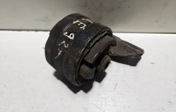 Mazda MX-3 Engine mount bracket B45539064