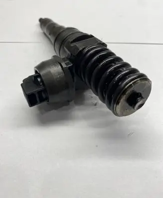 Volkswagen PASSAT B6 Fuel injector 038130073AG