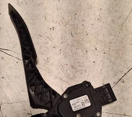 Accelerator throttle pedal
