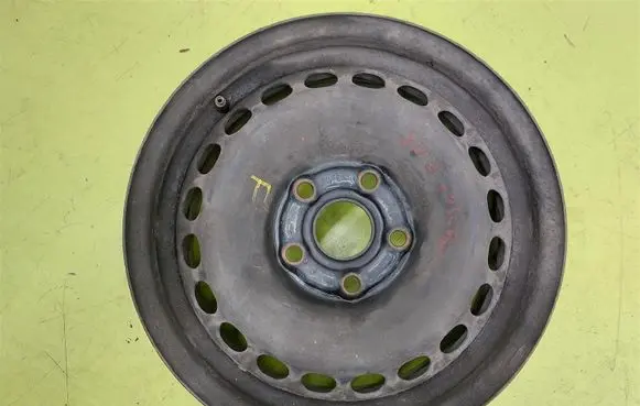 Volkswagen PASSAT B5 R15 steel rim 8D0601027