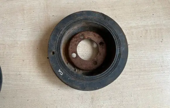 Opel Vectra B Crankshaft pulley 90530016