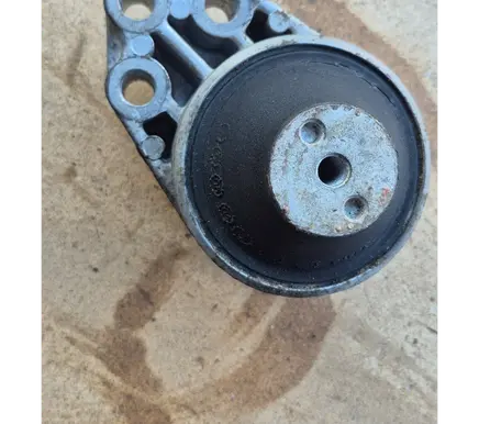 Ford Fiesta Engine mount bracket
