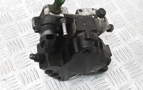 Volvo V70 Fuel injection high pressure pump 30756125