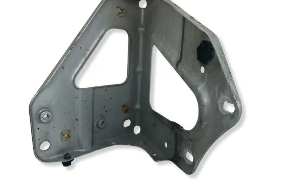 Audi A6 S6 C6 4F Fender mounting bracket 4F0821135