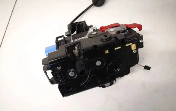 Volkswagen Golf V Rear door lock 7l0839016d 25101d6