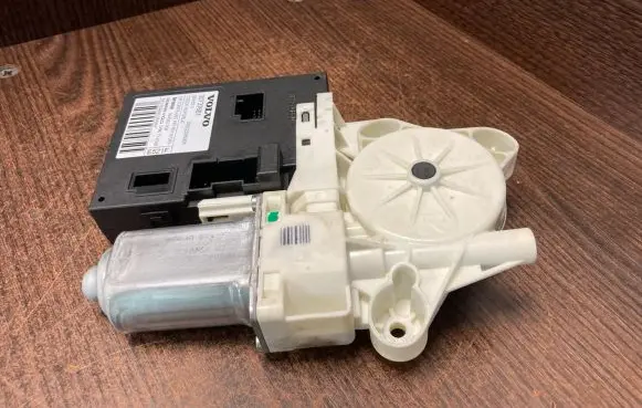 Volvo S40 Front door window regulator motor 30737681