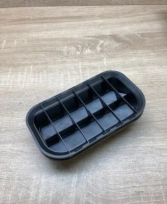 Volkswagen PASSAT B5.5 Quarter panel pressure vent 4A0819181