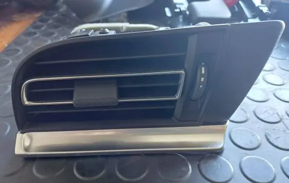 Porsche Macan (95B) Dash center air vent grill 95B819702H 08012020