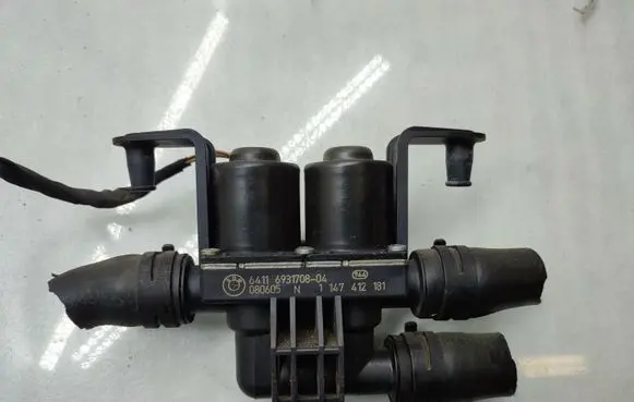 BMW 5 E60 E61 Coolant heater control valve 6931708