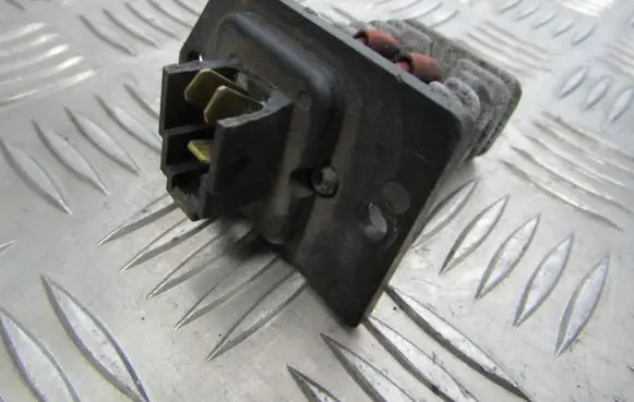 Hyundai Trajet Heater blower motor/fan resistor MJ11032