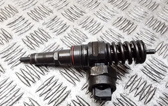 Volkswagen Sharan Fuel injector 038130073h