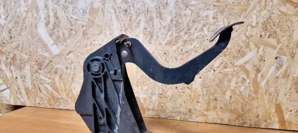 Renault Laguna III Clutch pedal 465030297r