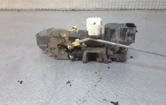 Opel Frontera B Front door lock 16637560