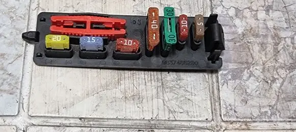 Citroen Berlingo Fuse box cover 9637466280
