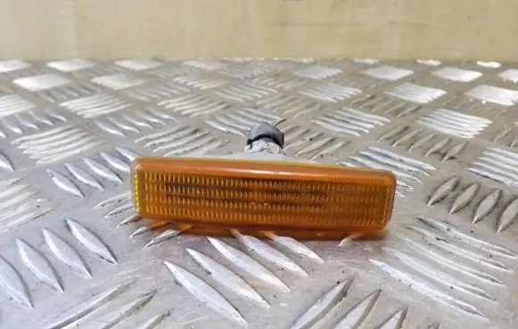 Front fender indicator light
