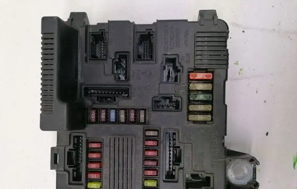 Renault Megane II Fuse module UPCX84N2 S118399