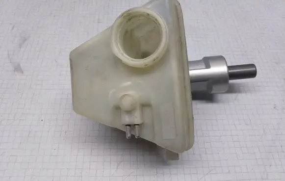 Mercedes-Benz E W210 Master brake cylinder A2024300202