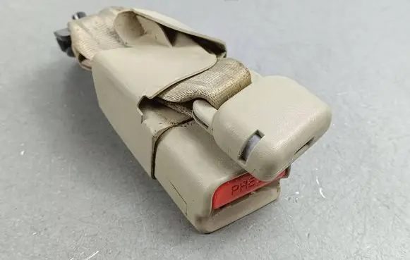 Subaru Outback (BT) Rear seatbelt buckle