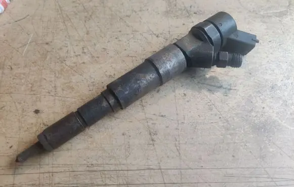 BMW 5 E39 Fuel injector 2354093 0445110029