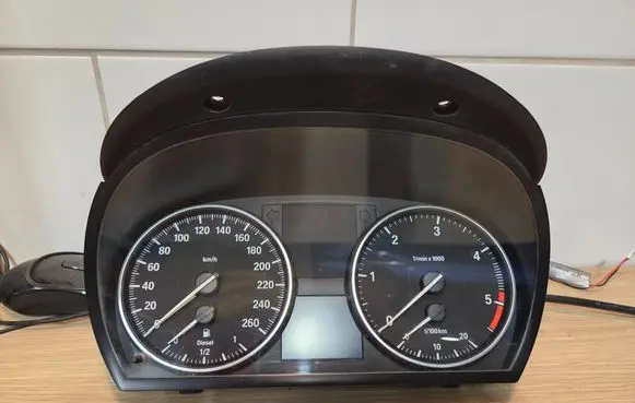 Speedometer (instrument cluster)