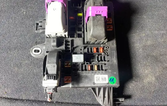 Opel Insignia A Fuse module 13277318 09304319709 13277318NB