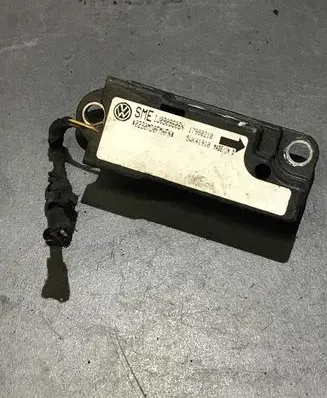 Volkswagen Golf IV Airbag deployment crash/impact sensor 1J0909606N 17980210 5WK41910