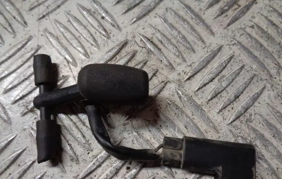Ford Grand C-MAX Windshield washer spray nozzle 