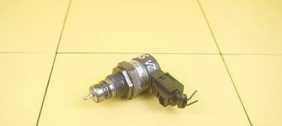 Audi A5 8T 8F Fuel pressure sensor 0281002858 CAH