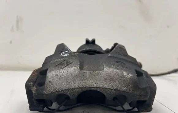 Renault Captur II Front brake caliper 