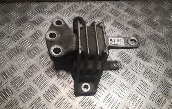 Opel Insignia A Engine mount bracket 13227712