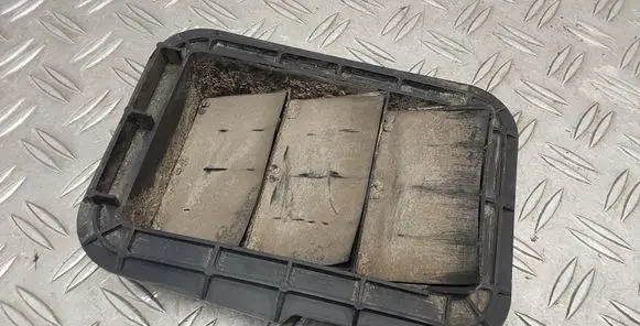 Quarter panel pressure vent