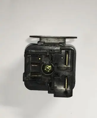 Nissan Navara D40 Glow plug pre-heat relay MR0D1821