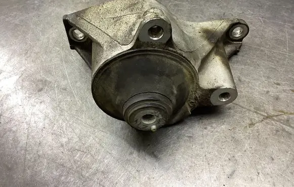Honda Civic Engine mount bracket