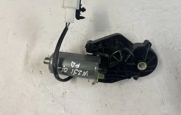 Mercedes-Benz R W251 Seat adjustment motor 0390203207