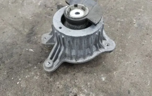 Mercedes-Benz C W205 Engine mount bracket A2052406617 ZGS003