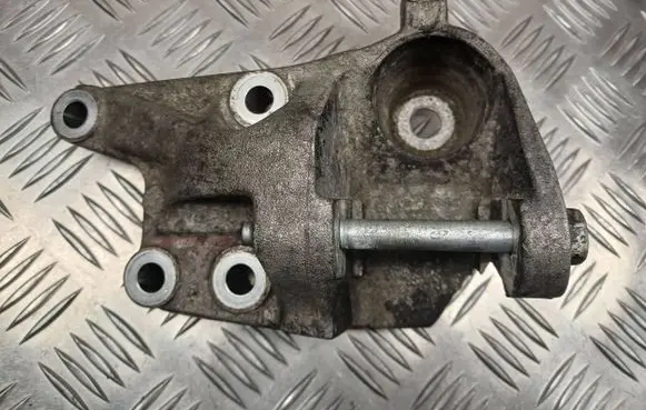 Peugeot 407 Engine mounting bracket 9645161180