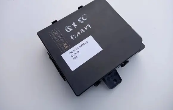 Infiniti QX80 Fuse module 284B75ZM2C