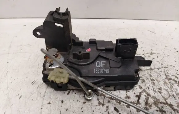 Opel Zafira B Front door lock 13210748
