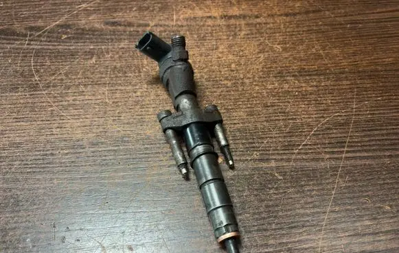 Opel Vivaro Fuel injector 8200101135 04451100875