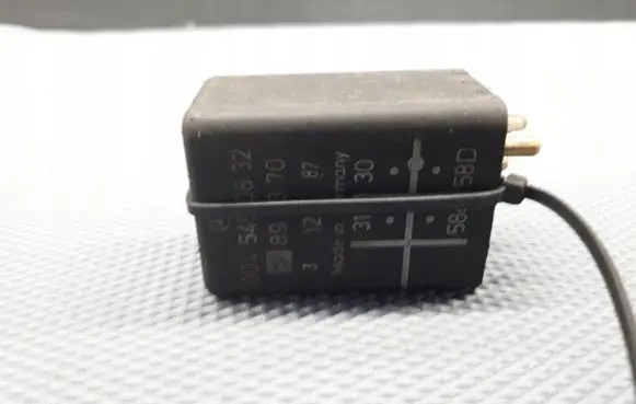 Mercedes-Benz 190 W201 Interior lighting relay 0045450832