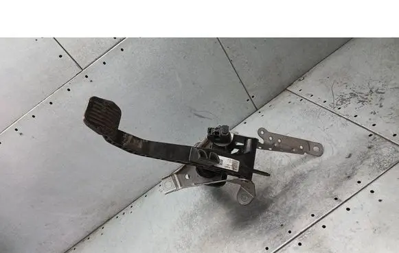 Volvo V50 Clutch pedal 30748726