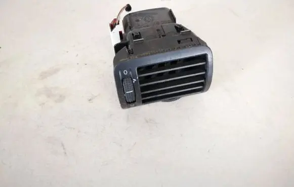 Volkswagen PASSAT B5 Dash center air vent grill 3b0819704a