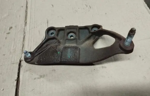 Jeep Renegade Engine mounting bracket