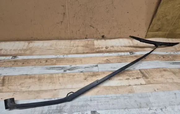 Front wiper blade arm