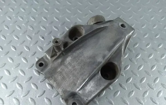 BMW 5 F10 F11 Engine mounting bracket 6777623 22116777623 2211677762304