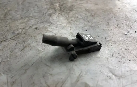 Volkswagen PASSAT B5 Windshield washer spray nozzle 3b0955985c