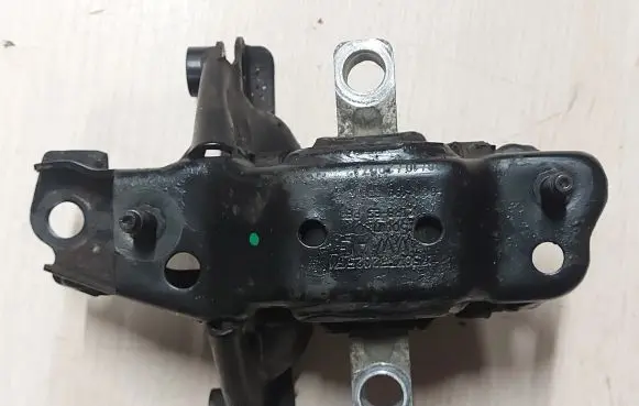 Skoda Fabia Mk2 (5J) Engine mount bracket 6Q0199555
