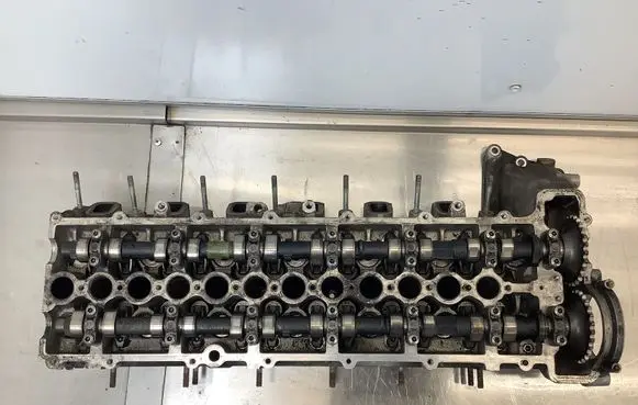 BMW 7 E38 Engine head 22468759